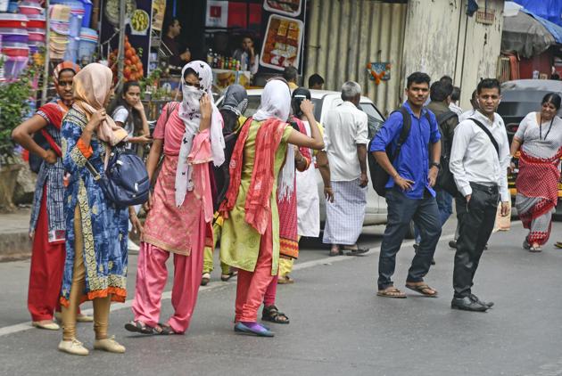 Mumbaiires brave the heat in Andheri, Mumbai (HT PHOTO) Mumbaiires brave the heat in Andheri, Mumbai (HT PHOTO)