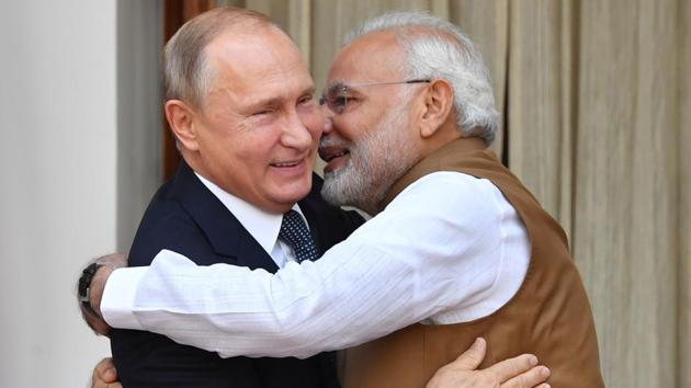 Prime Minister Narendra Modi (R) welcomes Russian President Vladimir Putin prior to their meeting at Hyderabad House in New Delhi, on October 5, 2018. (Yuri Kadobnov / AFP) Prime Minister Narendra Modi (R) welcomes Russian President Vladimir Putin prior to their meeting at Hyderabad House in New Delhi, on October 5, 2018. (Yuri Kadobnov / AFP)