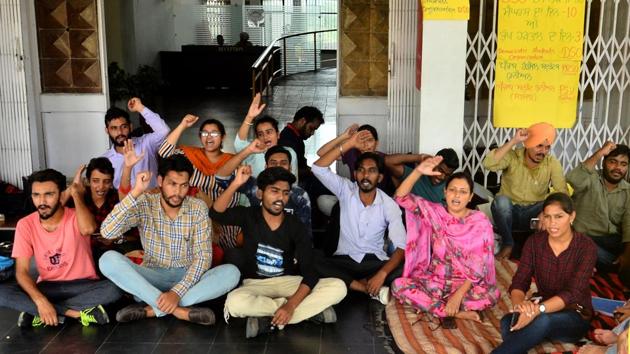 DSO members protesting against the university management outside the V-C office in Patiala on Friday.(Bharat Bhushan/HT)