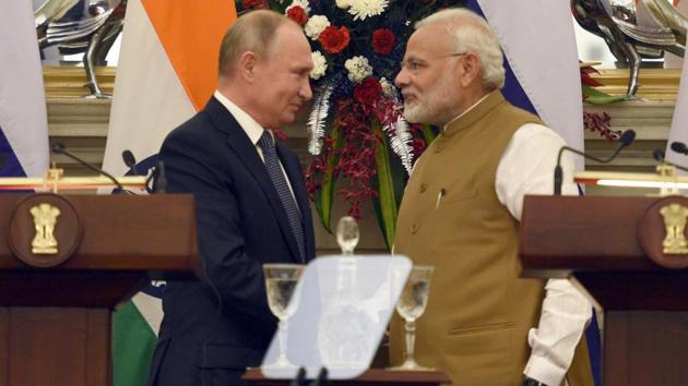 Prime Minister Narendra Modi shake hands with Russian President Vladimir Putin after delivering a joint press statement, at Hyderabad House, in New Delhi, India, Friday, Oct. 5, 2018.(Sonu Mehta/ Hindustan Times)