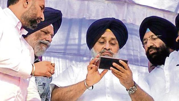 SAD president Sukhbir Singh Badal reviewing arrangements for the party’s rally at the Mehmadpur grain market in Patiala on Saturday. (HT Photo) SAD president Sukhbir Singh Badal reviewing arrangements for the party’s rally at the Mehmadpur grain market in Patiala on Saturday. (HT Photo)