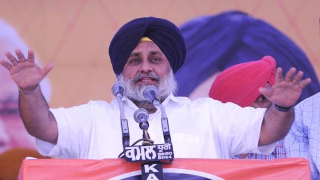 SAD President Sukhbir Singh Badal addressing the zabar virodhi rally at Mehmadpur Village near Patiala. (Bharat Bhushan/HT)