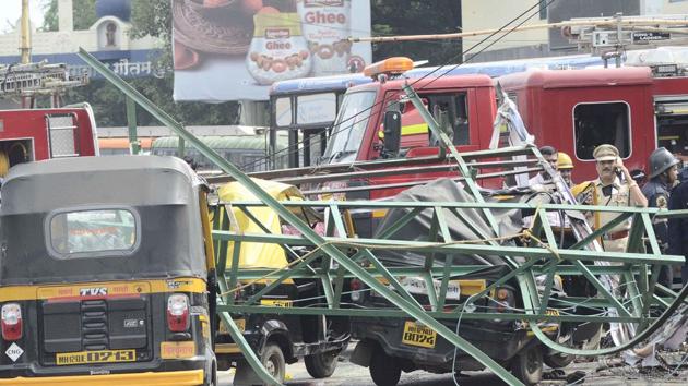 Four persons were killed while seven others injured when a 40-foot metal hoarding frame put up at the railway department’s land collapsed when it was being cut.(RAVINDRA JOSHI/HT PHOTO)