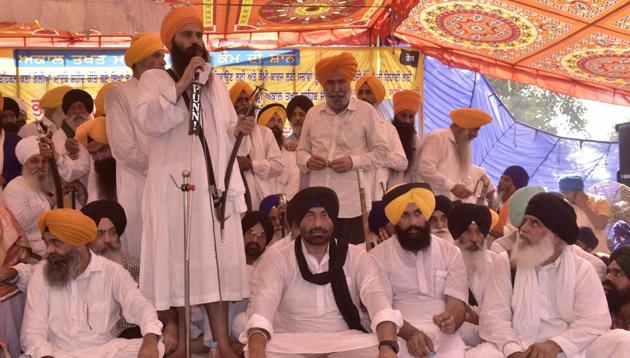 Aam Aadmi Party rebel Sukhpal Singh Khera, Lok Insaaf Party (LIP) MLA Simarjit Singh Bains, Baljit Singh Daduwal during the protest rally at Kotakpura in Punjab.(Gurpreet Singh/HT)