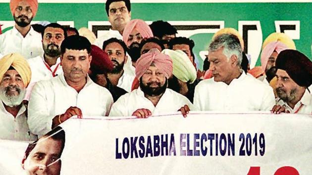 Punjab CM Captain Amarinder Singh and PPCC chief Sunil Jakhar release ‘Mission 13’ poster at Killianwali in Lambi assembly segment on Sunday. The poster marks the launch of the party’s Lok Sabha campaign in the state.(HT Photo)