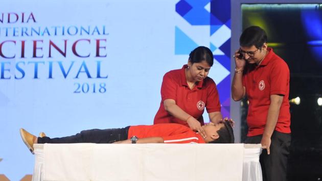 Instructor Shweta Singh demonstrating how to provide first aid at the IISF 2018 being held at Indira Gandhi Pratisthan in Lucknow. (Deepak Gupta/ HT Photo) Instructor Shweta Singh demonstrating how to provide first aid at the IISF 2018 being held at Indira Gandhi Pratisthan in Lucknow. (Deepak Gupta/ HT Photo)