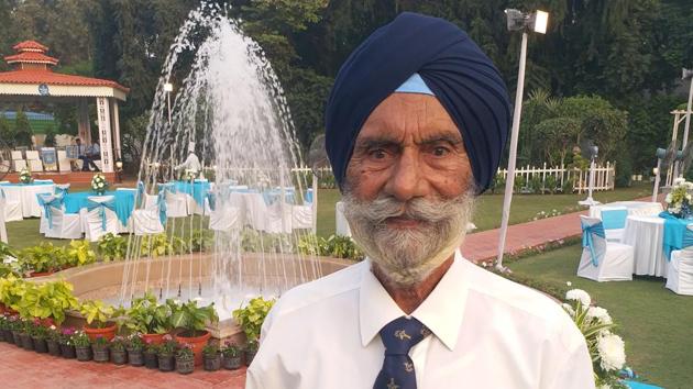 Honorary Captain Faqir Singh (retd) was perhaps the most special guest at the Indian Air Force Day reception hosted by IAF chief BS Dhanoa at his Akbar Road residence on Monday.(HT Photo) Honorary Captain Faqir Singh (retd) was perhaps the most special guest at the Indian Air Force Day reception hosted by IAF chief BS Dhanoa at his Akbar Road residence on Monday.(HT Photo)