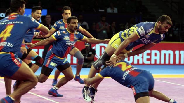 Tamil Thalaivas succumbed to a loss having won their first match against the defending champions Patna Pirates.(HT Photo)