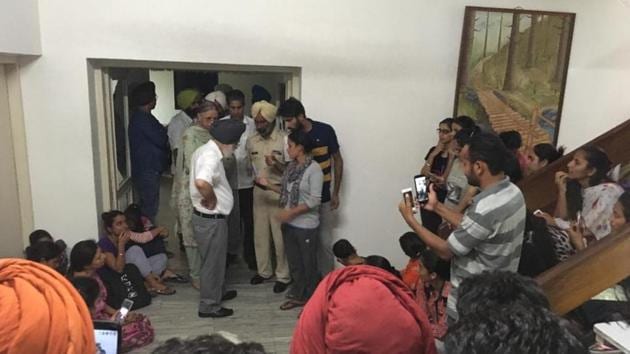 Vice-chancellor professor BS Ghuman having discussion with students at varsity guest house on Sunday night.(HT Photo) Vice-chancellor professor BS Ghuman having discussion with students at varsity guest house on Sunday night.(HT Photo)