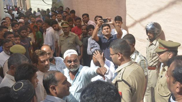 Agitated locals speak to the police officers in Muradnagar where body of a six year old girl was found on the roof of a mosque court in Ghaziabad, India on Sunday October 7, 2018. (Sakib Ali / HT Photo) Agitated locals speak to the police officers in Muradnagar where body of a six year old girl was found on the roof of a mosque court in Ghaziabad, India on Sunday October 7, 2018. (Sakib Ali / HT Photo)