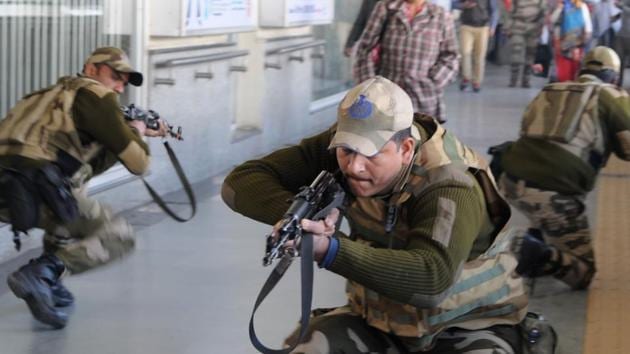 Central Industrial Security Force (CISF) commandos are being trained to tackle a hostage situation inside Delhi Metro tunnel. (Parveen Kumar / HT File Photo) Central Industrial Security Force (CISF) commandos are being trained to tackle a hostage situation inside Delhi Metro tunnel. (Parveen Kumar / HT File Photo)