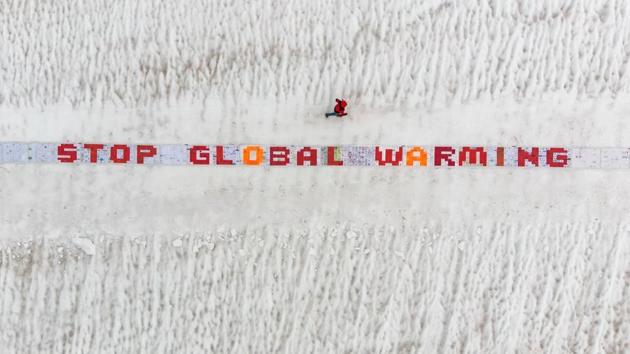 A picture shows a giant roll of more than 2500 laminated postcards displayed for an exhibit test of an action against climate change, in the Aletsch Glacier near the Jungfraujoch in the Swiss Alps on August 13. (AFP Photo) A picture shows a giant roll of more than 2500 laminated postcards displayed for an exhibit test of an action against climate change, in the Aletsch Glacier near the Jungfraujoch in the Swiss Alps on August 13. (AFP Photo)