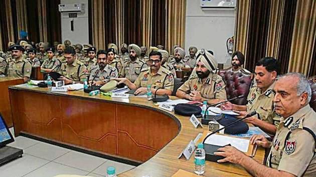 Punjab DGP Suresh Arora (right) during a meeting with police personnel in Ludhiana on Monday.(HT Photo)