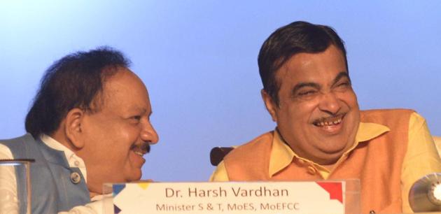 Union ministers Dr Harsh Vardhan and Nitin Gadkari at the valedictory session of the IISF 2018.(Subhankar Chakraborty/ HT Photo)