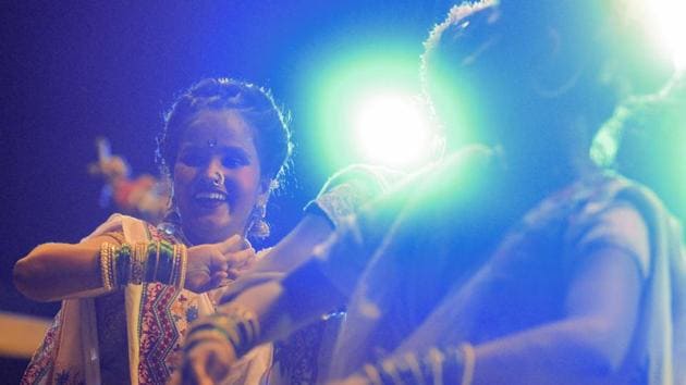 Artists from Poonam Agarkar Shaktiwale troupe perform a Konkani folk dance during Shaktiwale-Turewale Jungi Muqabla event organized by Swarajya Konkan Sanghatna at Ganesh Kala Krida Manch in Pune,October 3. (Pratham Gokhale/HT Photo)