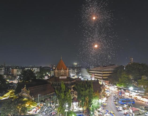 Mahatma Phule Mandai Pratishthan celebrated 132nd anniversary of The Mahatma Phule Mandai (Mandai Market) by bursting fire crackers in Pune,on October 5. (Pratham Gokhale/HT Photo)