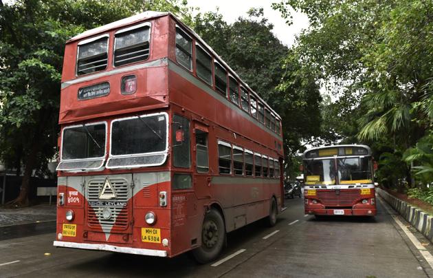People lined up for the double decker best bus at Nariman Point in Mumbai, India, on August 8.(Hindustan Times)