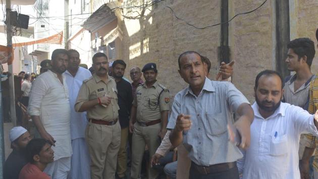 Locals speak to the police officers in Muradnagar where the body of a six year old girl was found on the roof of a mosque court on Sunday October 07, 2018.(Sakib Ali / HT Photo)