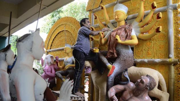 Artist gives finishing touches to a Durga Idol for the upcoming Durgotsav at Bangiya Samskriti Bhavan in Bhosale nagar in Pune,on October 8. (Photo by Ravindra Joshi/HT PHOTO)