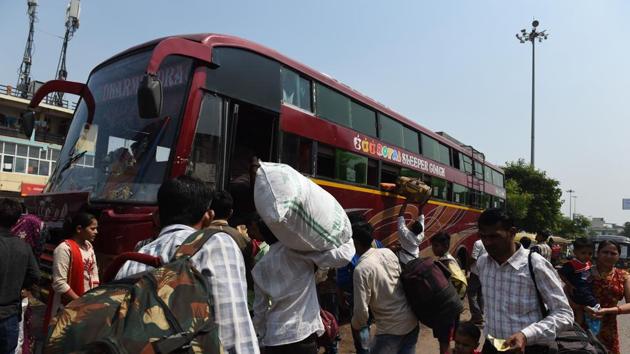 Wokers from Uttar Pradesh state board a buses as they leave in Ahmedabad on October 9.(AFP File Photo)