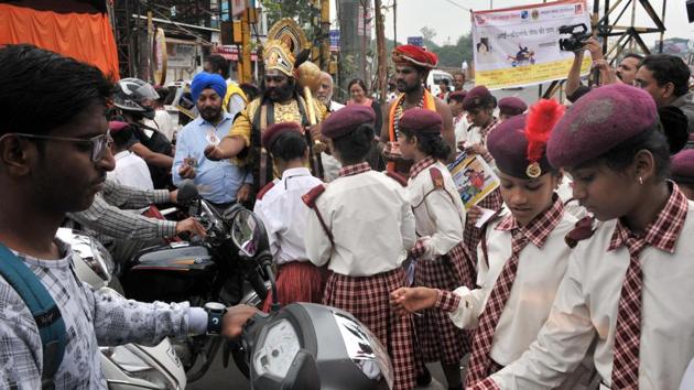 Students from various schools participate in traffic awareness drive organised by Lions club at Tilak chowk in Pune,on October 4. (HT PHOTO)