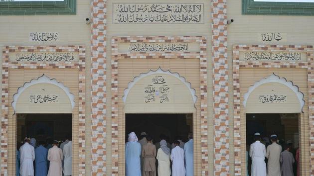 Friday prayers in a mosque in Mithi, some 320 km from Karachi. As religious extremism and hate speech flourish in Pakistan, and “faith-based violence in the name of religion continues unabated”, according to the HRCP, the fear that this oasis of tolerance may disappear is palpable. (Rizwan tabassum / AFP)