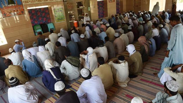 The congregation listens to Allah Jurio. Although Chandar Kumar, a 24-year-old Hindu, sees no problems in the long-term among Mithi’s residents, he said “there are elements from outside who aspire to spread discrimination.” Exremist groups, such as the Jamaat-ud-Dawa, labelled a terrorist organisation by the UN, are accused of being active in the area. “They want to end the unity,” said Kumar. (Rizwan tabassum / AFP)