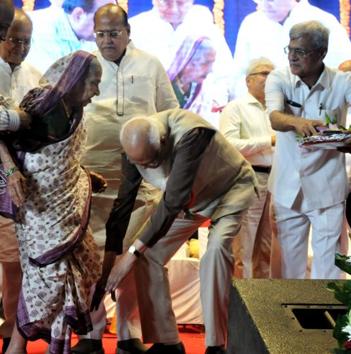 Eminent scientist Raghunath Mashelkar, touching the feet of an elderly woman, aged above 100 years during the senior citizens felicitation programme organised by Janseva Foundation at Sri Ganesh Kala, krida rangmanch in Pune, India,October 8. (HT PHOTO)