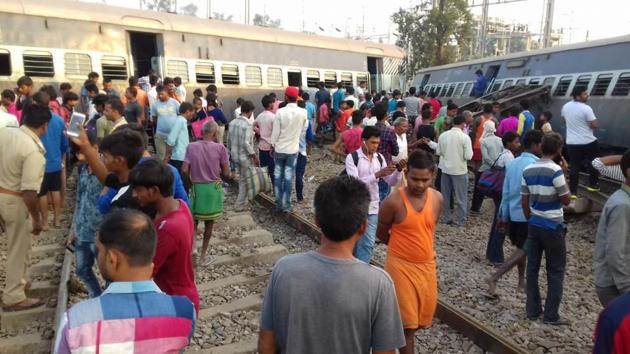 Five coaches of the Malda-Delhi Farakka Express derailed near Harchandpur railway station on Wednesday morning.(HT Photo)