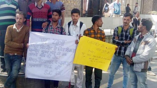 A group of villagers holding placards to draw attention of the state government in Shimla on Tuesday. (HT Photo) A group of villagers holding placards to draw attention of the state government in Shimla on Tuesday. (HT Photo)