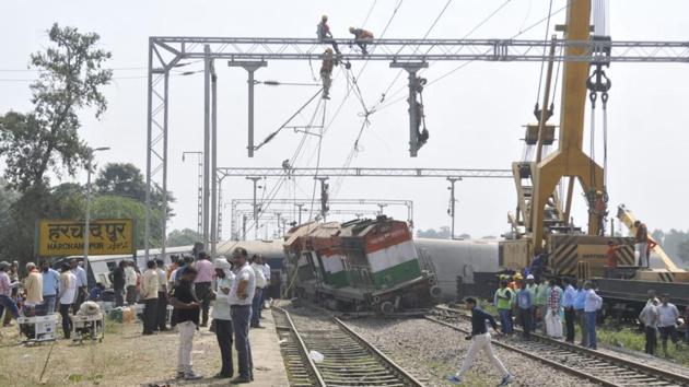 Cranes move compartments from the site of a rail accident near Raebareli. Officials on Wednesday said that seven people were killed and about 20 others injured after five coaches of Delhi-bound Malda Town-New Delhi Express derailed near Harchandpur in Rae Bareli district, Uttar Pradesh. (Deepak Gupta / HT Photo)