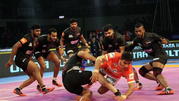 U Mumba players in action against Puneri Paltan in PKL 2018.(PKL Image)