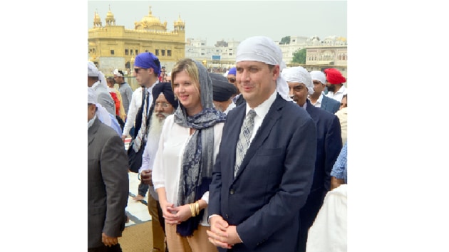 Canada’s Conservative Party leader Andrew Scheer along with his wife Jill Scheer paying obeisance at Golden Temple in Amritsar.(Sameer Sehgal/HT)