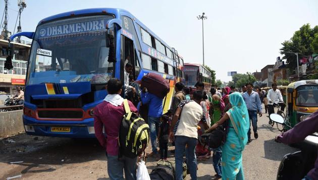 Migrants from Uttar Pradesh board a buses as they leave Ahmedabad on October 9, 2018.(AFP Photo) Migrants from Uttar Pradesh board a buses as they leave Ahmedabad on October 9, 2018.(AFP Photo)