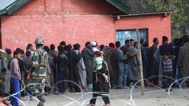 People queue up to vote outside a polling booth in Bandipora district, north of Srinagar, during the second phase of local bodies’ elections, 10 October 2018.(Waseem Andrabi / HT Photo)