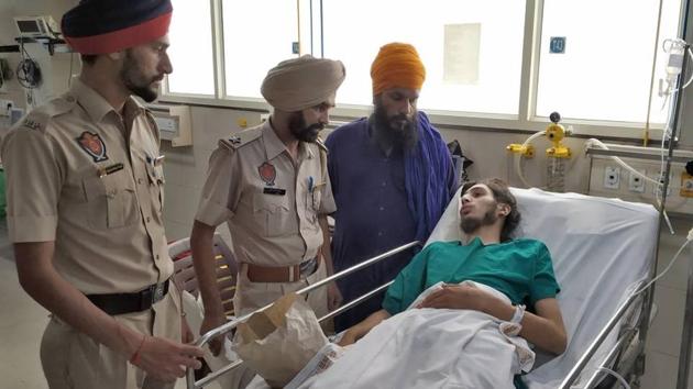 Police recording the statement of victim Karanvir Singh at DMCH in Ludhiana on Wednesday.(HT Photo)