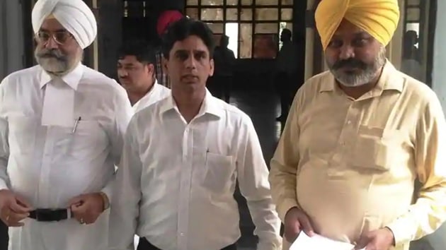 Delhi AAP legislator Naresh Yadav (Center)(Avtar Singh/HT)