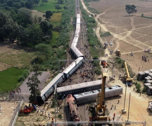 The derailed coaches of MLDT NDLS Express near Harchandpur in Rae Bareli district in Uttar Pradesh.(Vinay Pandey/HT Photo)