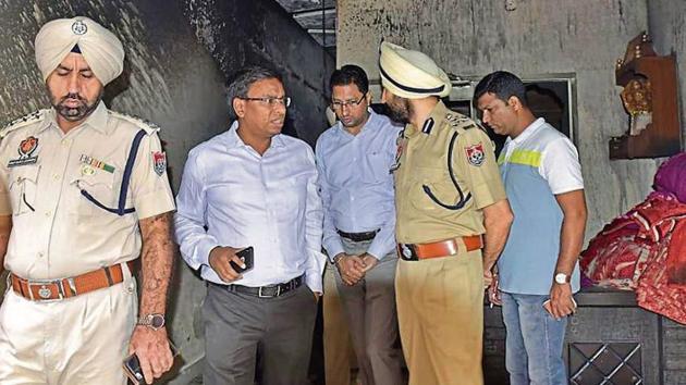 Deputy commissioner Pradeep Kumar Agrawal (second from left) and police commissioner Sukhchain Singh Gill at the blaze site in Ludhiana on Wednesday.(HT Photo)