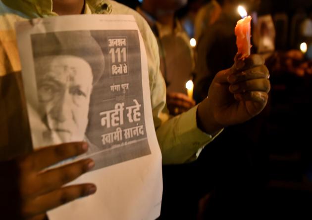 Members of youth congress organised a candlelight march over the death of Swami Gyan Swaroop Sanand (Professor GD Agarwal) at Jantar Mantar in New Delhi, India, on Thursday, October 11, 2018.(HT Photo)