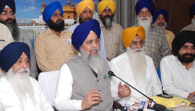 SGPC president Gobind Singh Longowal (2L) during a press conference in Amritsar.(Sameer Sehgal/HT)