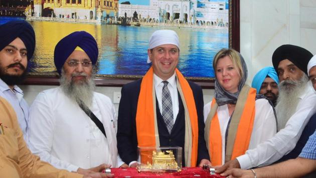 Canada’s Conservative Party leader Andrew Scheer along with his wife Jill Scheer paid obeisance at Golden Temple in Amritsar on Wednesday.(HT Photo)