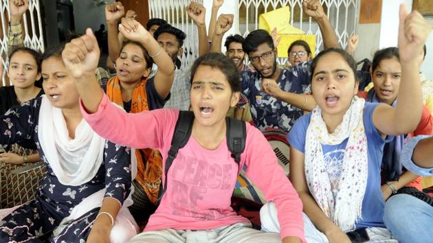 DSO activists holding a protest in front of the V-C office in Patiala on Wednesday.(HT Photo)