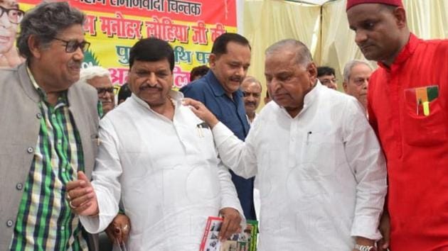 Samajwadi Party patriarch Mulayam Singh Yadav with brother Shivpal Yadav at an event paying tribute to Dr Ram Manohar Lohia on his death anniversary.(HT Photo)