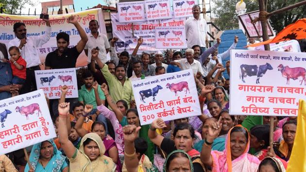 In Augutst 2017, military farms workers in Pune protested the defence ministry’s decision to shut the farms. f(HT File Photo) In Augutst 2017, military farms workers in Pune protested the defence ministry’s decision to shut the farms. f(HT File Photo)
