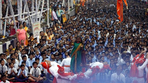 On the occasion of Navaratri, 10,000 students from 110 schools gathered at the Mahalaxmi temple in Sarasbaug on Thursday to participate in chanting of mantras, to invoke the blessings of Goddess Durga. (RAHUL RAUT/HT PHOTO)