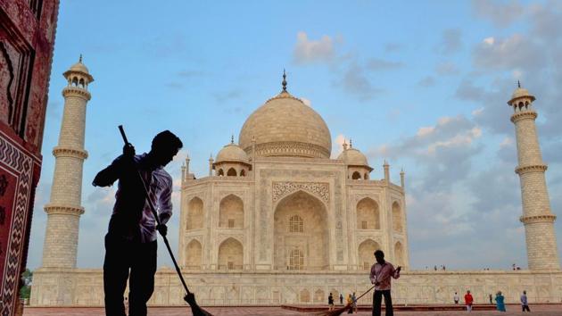 Professor Mukesh Sharma of the department of civil engineering at IIT-Kanpur will lead the study that will use air mass samples from CPCB’s Taj Mahal station to study the nature of the dominant particulate matter and gases around the iconic mausoleum.(PTI/File Photo)