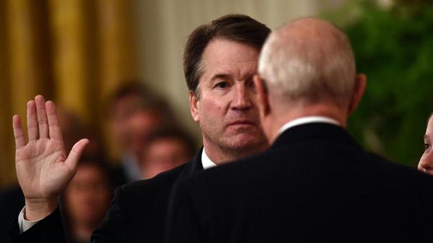Brett Kavanaugh is sworn-in as Associate Justice of the US Supreme Court by Associate Justice Anthony Kennedy at the White House in Washington, DC. (Brendan Smialowski / AFP)