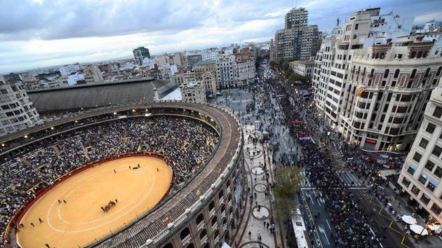 People march during an anti-fascist demonstration while a bullfight is held in the bullring of Valencia, marking the Day of the Valencian Community. (Jose Jordan / AFP)