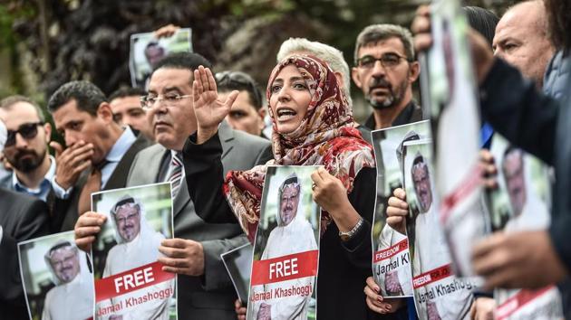 Nobel Peace Prize laureate Yemeni Tawakkol Karman (R), flanked by Egytian opposition politician Ayman Nour (L), holds pictures of missing journalist Jamal Khashoggi during a demonstration in front of the Saudi Arabian consulate in Istanbul. (Ozan Kose / AFP)